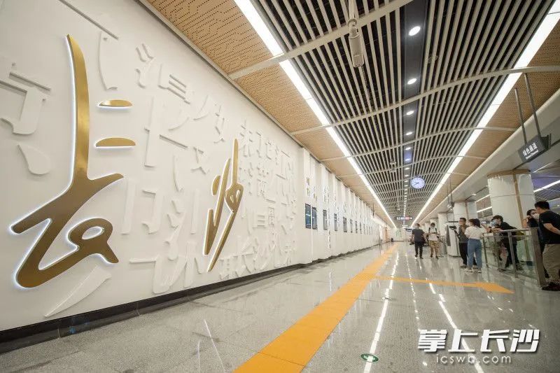 在長(zhǎng)沙地鐵號(hào)線文昌閣站內(nèi)由長(zhǎng)沙方言組成的背景墻特別吸引眼球均為長(zhǎng)沙晚報(bào)全媒體記者黃啟晴攝圖片